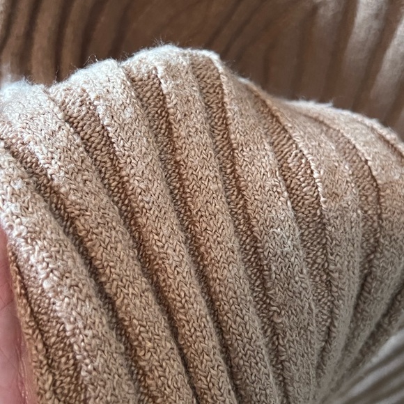 Hollister Women's Tan Ribbed Turtleneck Sweater - Picture 2 of 4
